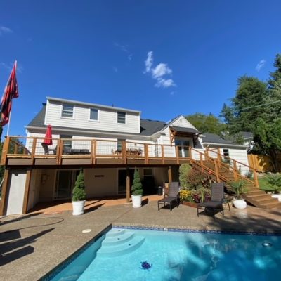 Trex deck with hog panel railing