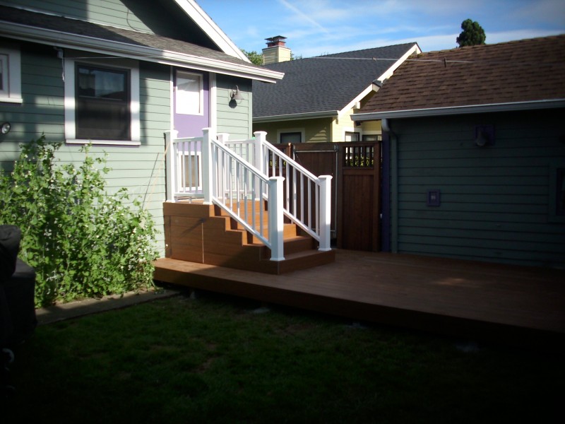 Timbertech pacific teak deck with white Radiancerail