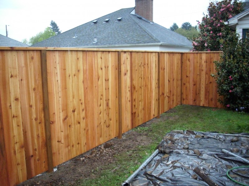 Cedar fence with a cedar 2×4 cap | Deck Masters, LLC